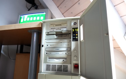 The front of my retro PC with 3.5-inch floppy drive, super disk drive, 5.25-inch floppy drive, CD-ROM drive, CD burner, ZIP drive and ventilation slots for fresh air supply.