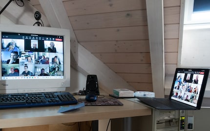 The Teams call – mirrored from the Windows 11 notebook to the Windows 98 PC. I’m in!
