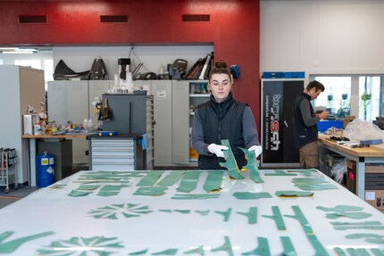 Früher war es noch Handarbeit, heute schneidet ein Plotter die Teile aus.