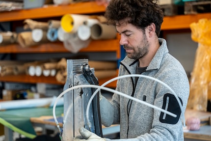 Roman löst die Schwinge aus dem neunteiligen Aluminiumblock.