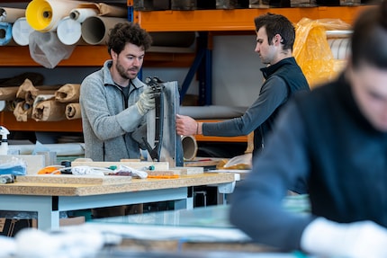 Roman (l.) und Swen prüfen ein Teil des Hinterbaus.