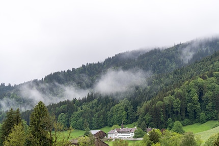 Über den voralpinen Hügeln liegt ein Wolkenkleid.