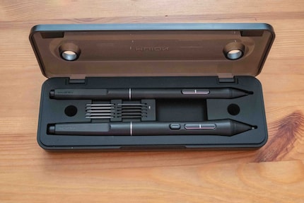 Deux stylets, y compris des pointes de rechange et un étui sont fournis avec la tablette.